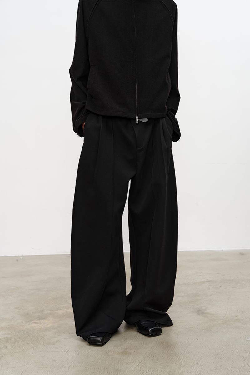 Pleated Curved Knife Pants