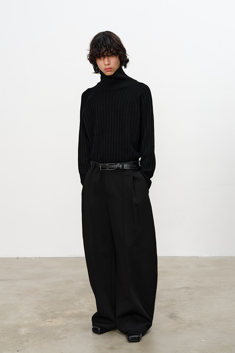Pleated Curved Knife Pants