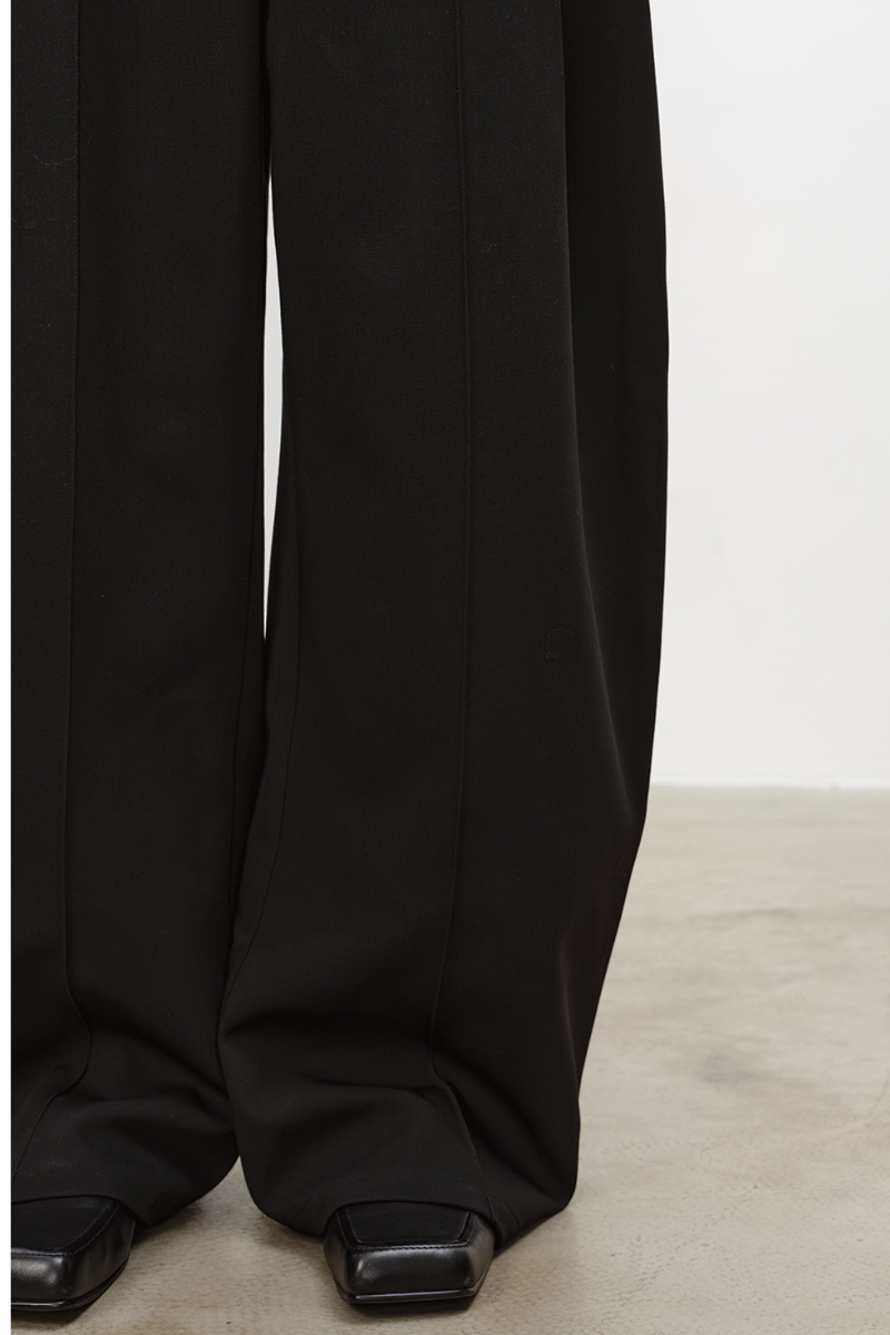 Pleated Curved Knife Pants