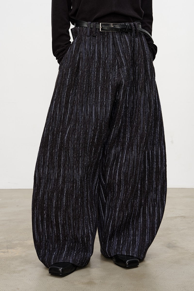 Pleated Curved Knife Pants