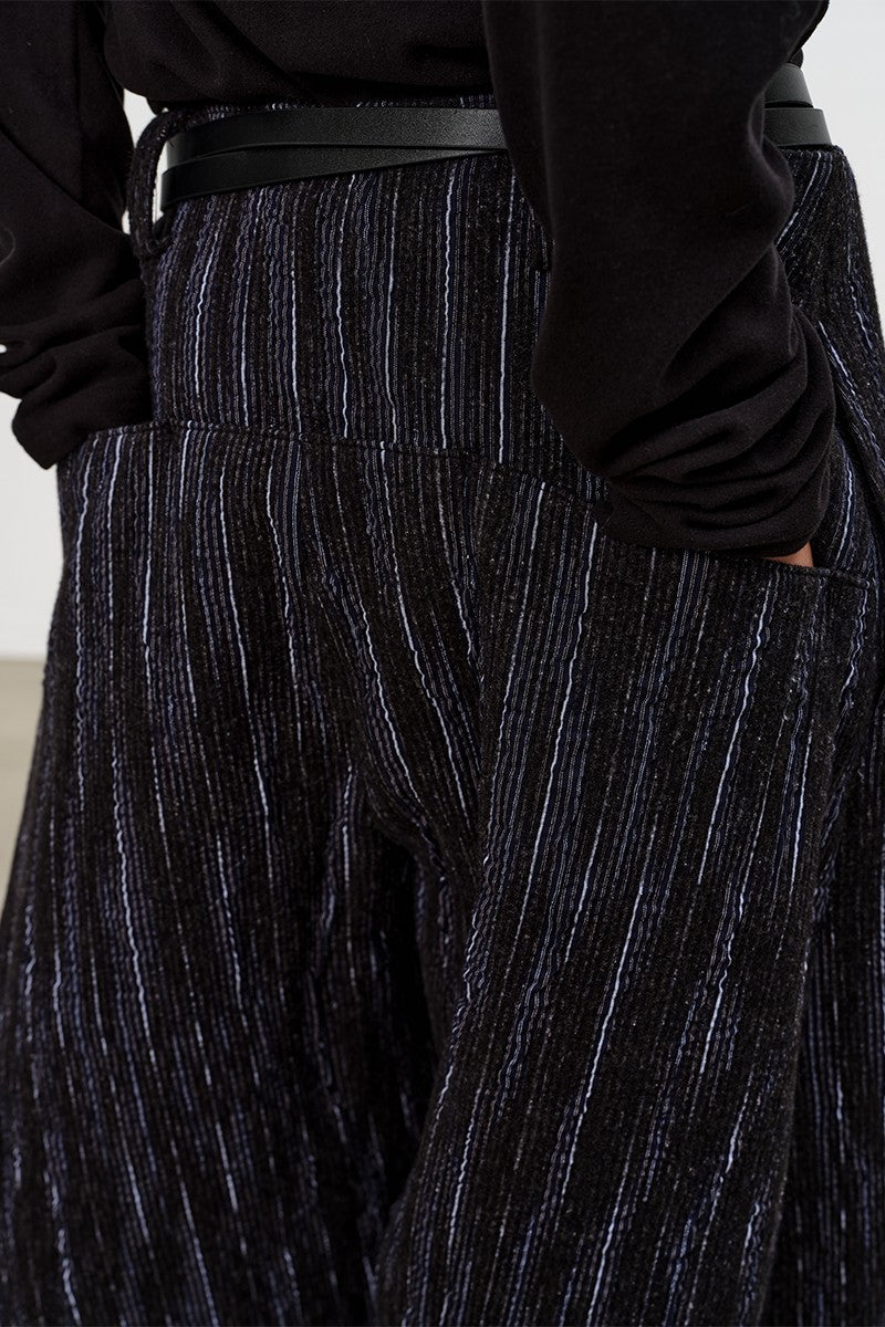 Pleated Curved Knife Pants