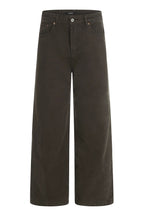 Minimal Straight Leg Jeans
